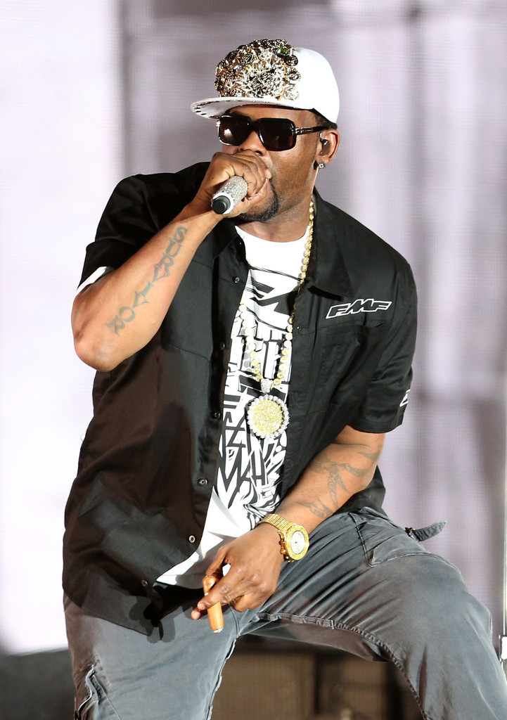 R+Kelly+2013+Coachella+Valley+Music+Arts+Festival+vZvYJK14hlKx