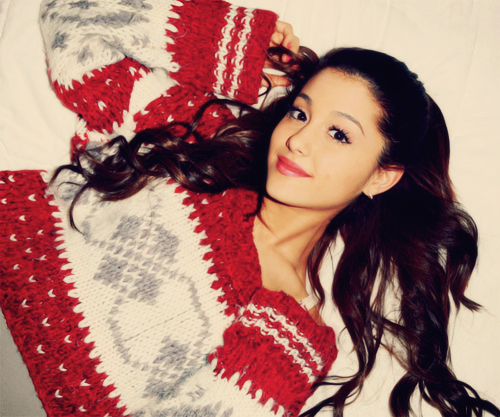 ariana_grande_christmas_sweater